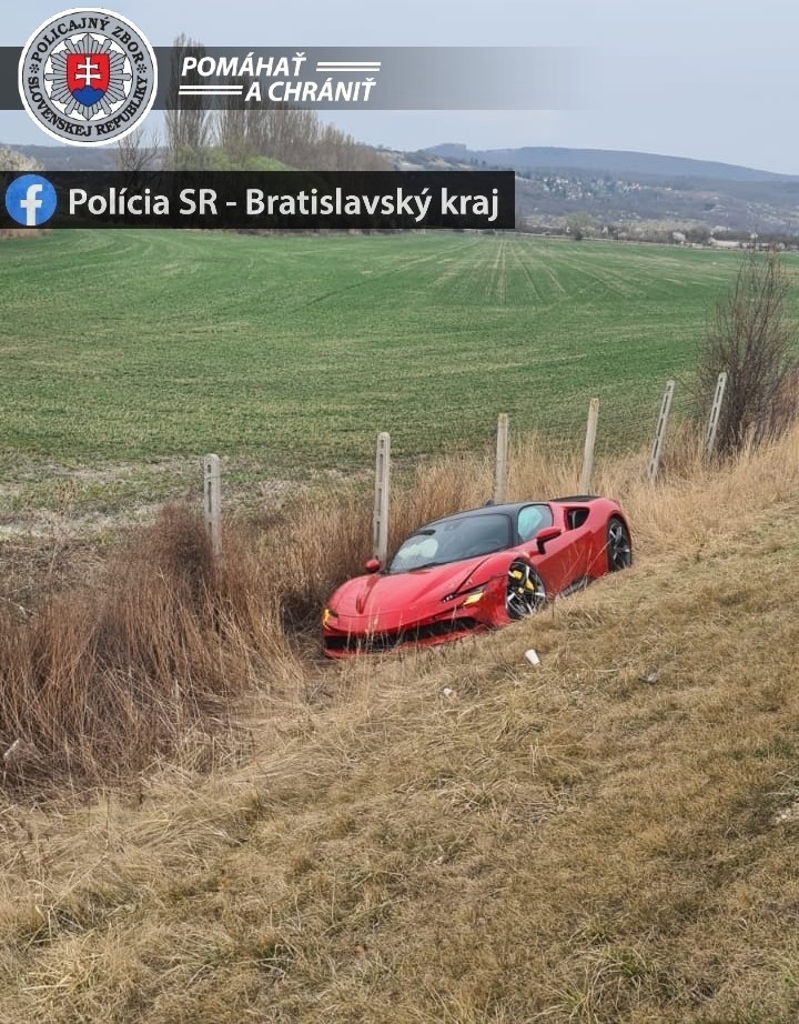 Ferrari po zrážke odhodilo