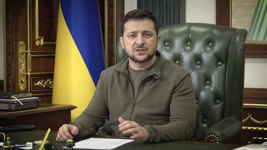 Na videosnímke ukrajinský prezident Volodymyr Zelenskyj 16. marca 2022 v Kyjeve.
