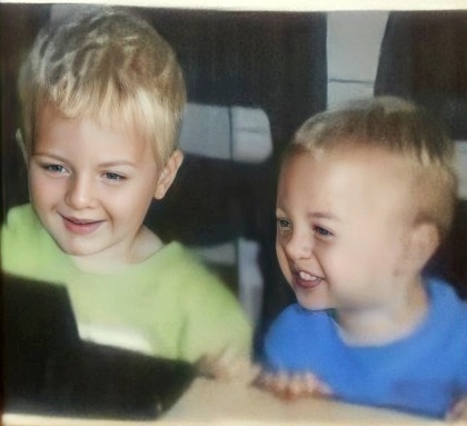 2011 - Martinko (vľavo) a Samko v čase, keď boli v rukách sociálky. Mama sa s nimi mohla stretávať len v určených termínoch.