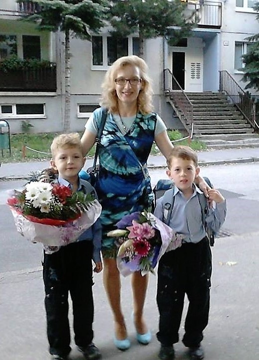 Mama Ivana takto priviedla obe svoje deti do prvej triedy.