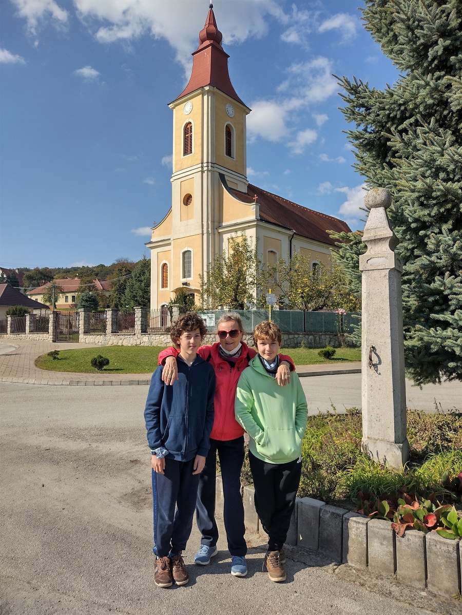 Šťastná súčasnosť. Babka Eleonóra na výlete so svojimi vnukmi Samom (13) a Martinom (14).