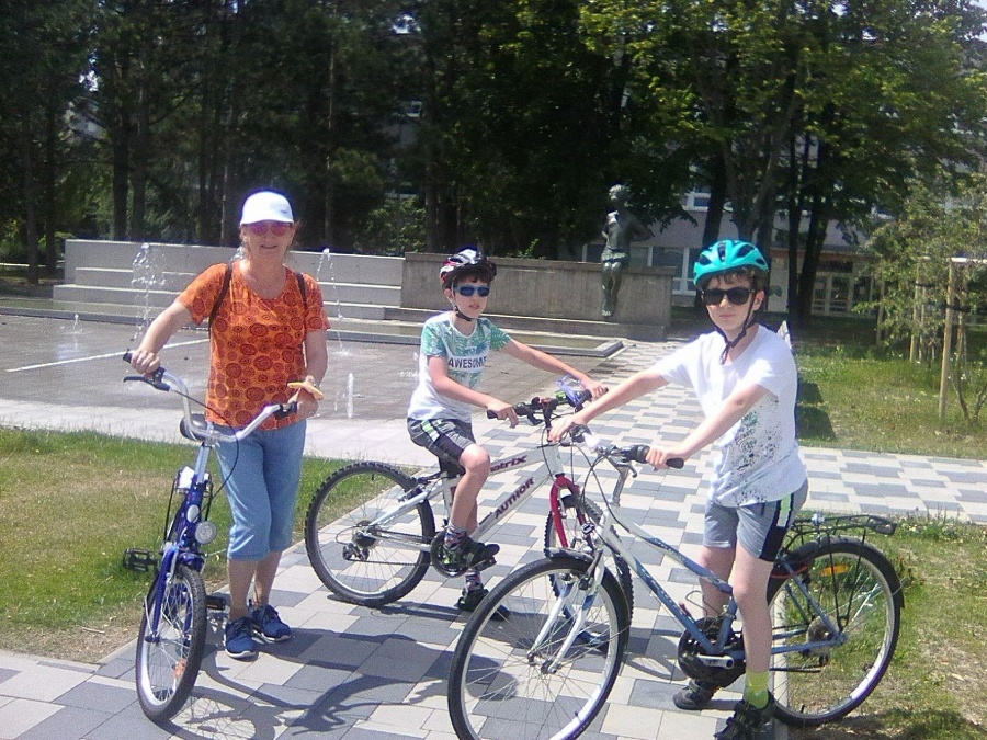 Bicyklisti v Lamači.