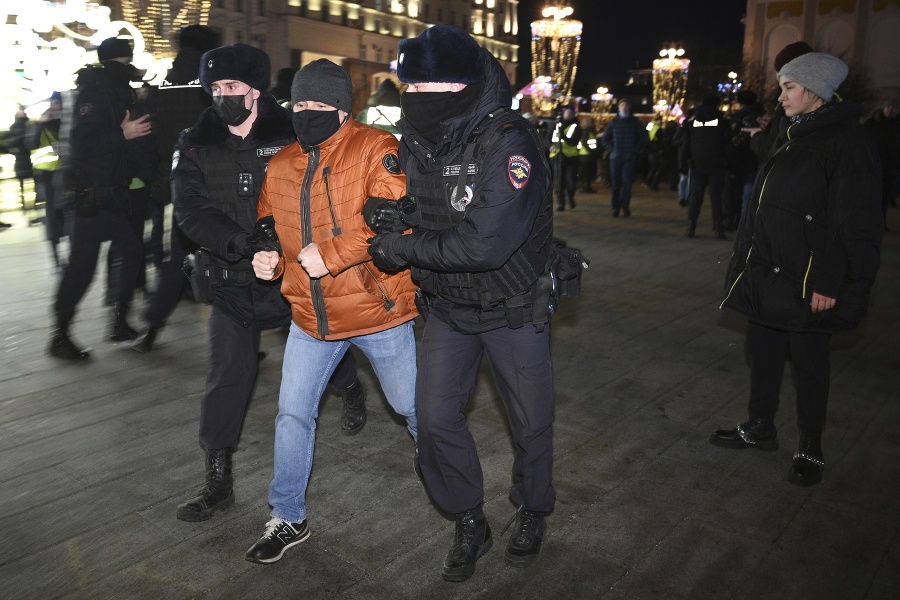 Policajt zadržal demonštranta počas