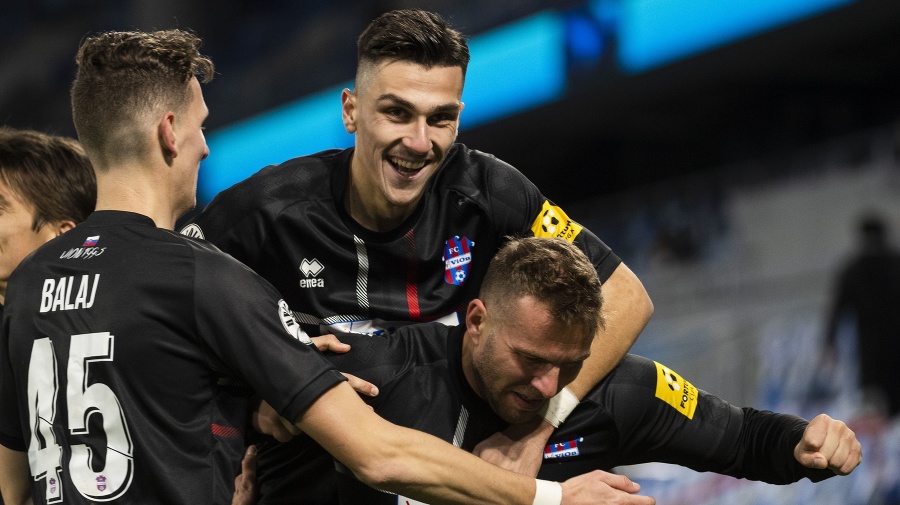 Futbalisti Vionu Zlaté Moravce-Vráble sa tešia z gólu rekordéra Ďubeka.