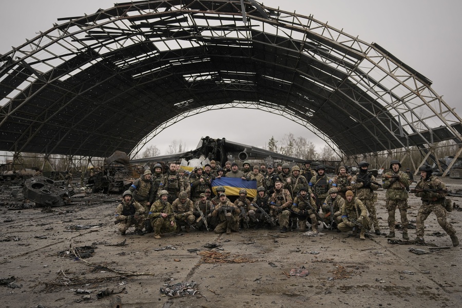 Ukrajinskí vojaci na letisku v Hostomeli.
