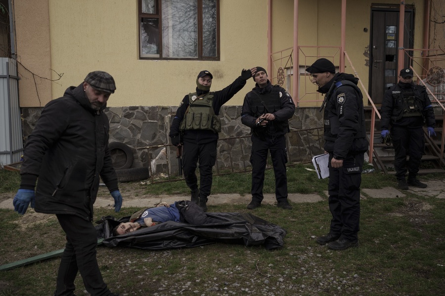 Policajti a vyšetrovatelia stoja