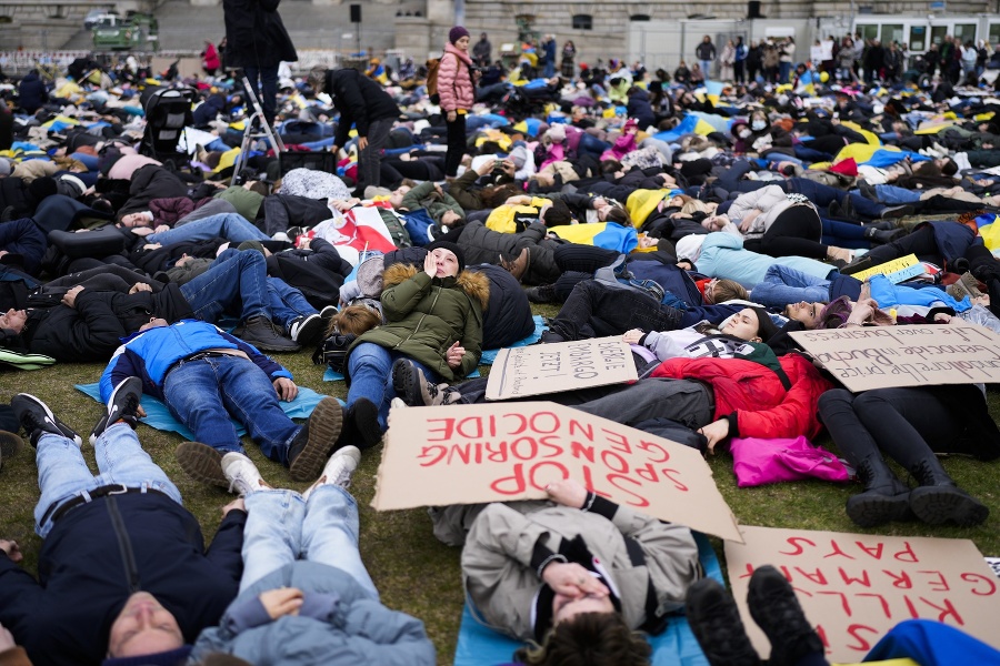 Tisíce ľudí si na protest ľahli na trávnik pred budovou nemeckého Bundestagu (Spolkového snemu) v Berlíne. 