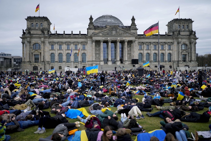 Tisíce ľudí si na protest ľahli na trávnik pred budovou nemeckého Bundestagu (Spolkového snemu) v Berlíne. 