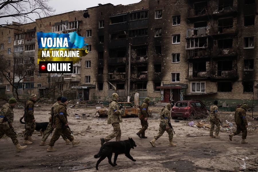 Ukrajinskí vojaci pri zničenej