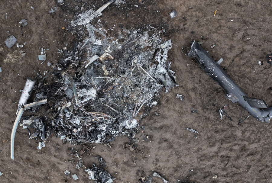 Pozostatky obetí a úlomky ruského vojenského vrtuľníka.