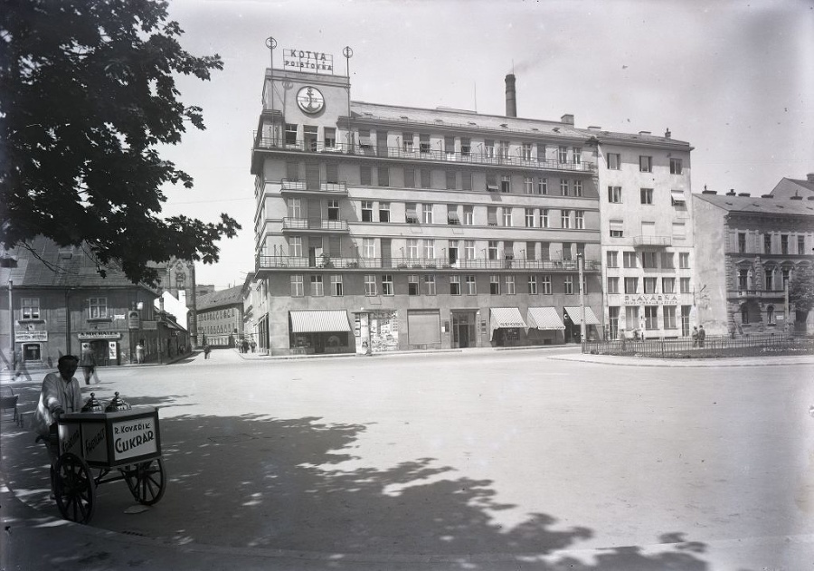 1960 - V minulosti v bytovke sídlilo slovenské riaditeľstvo viedenskej. Všeobecnej poisťovacej akciovej spoločnosti Anker.