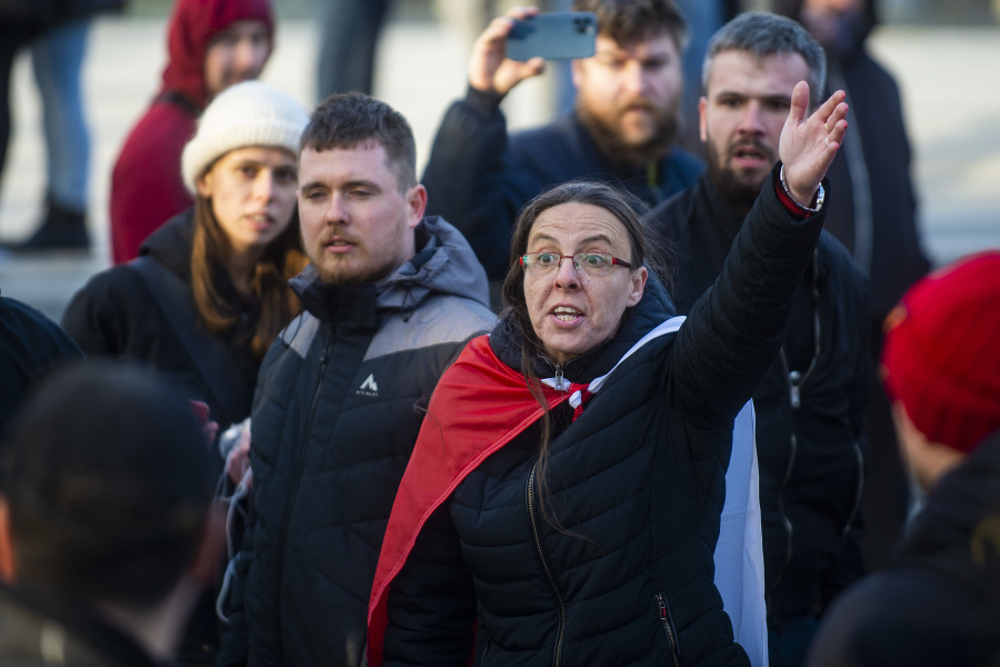 Účastníci zhromaždenia za mier,