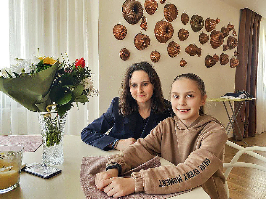Ako druhá sestra: Mia (13) s Alicou (10), ktorej požičala svoju detskú izbu.