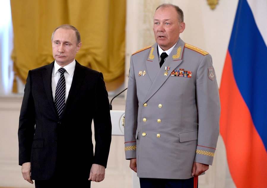 Na fotografii zo 17. marca 2016 ruský prezident Vladimir Putin vľavo pózuje s generálplukovníkom Alexandrom Dvornikovom.