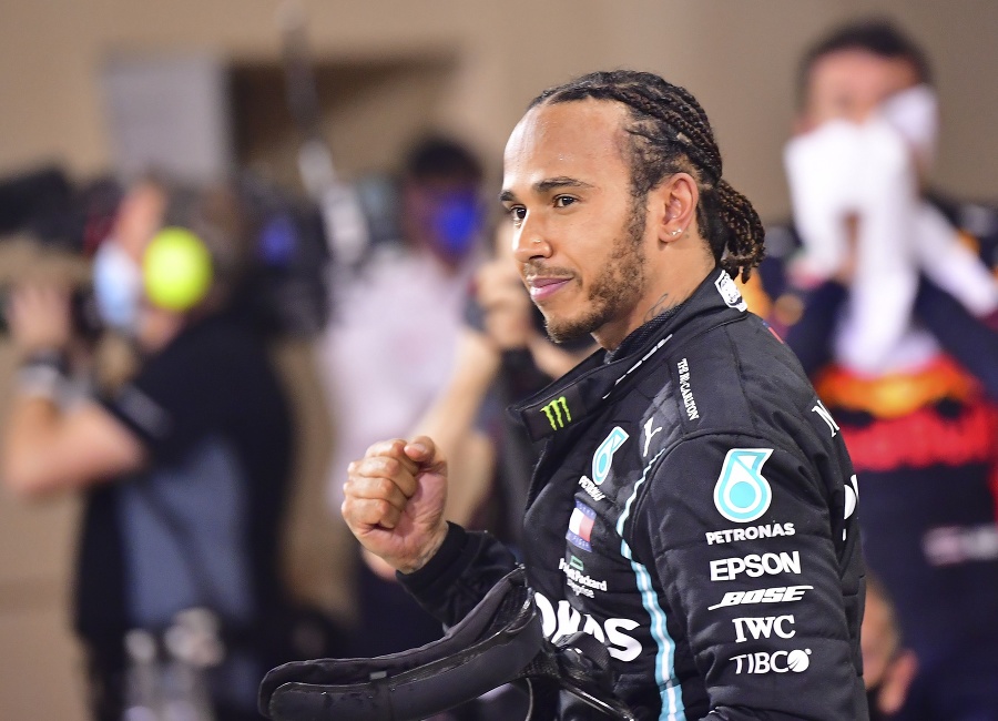 Hamilton sa musí vysporiadať so znením pravidiel.