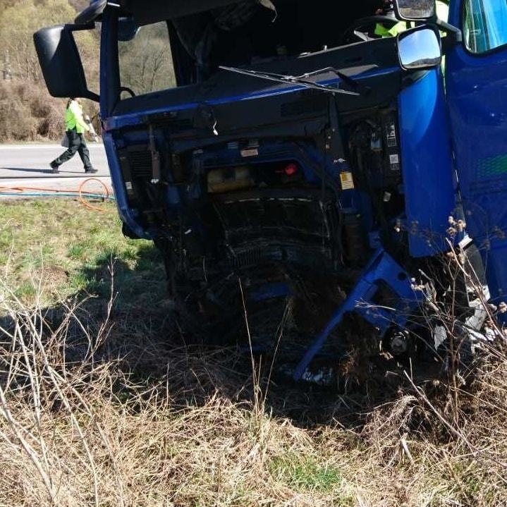 Vodič osobného motorového vozidla, ktorý sa čelne zrazil s kamiónom, neprežil.