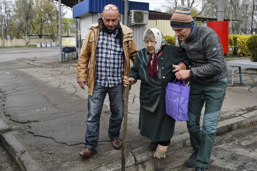 Muži pomáhajú Marii Djačenkovej