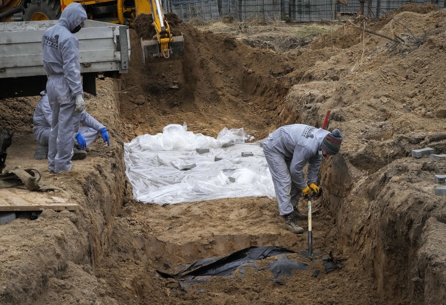 V Buči exhumujú telá