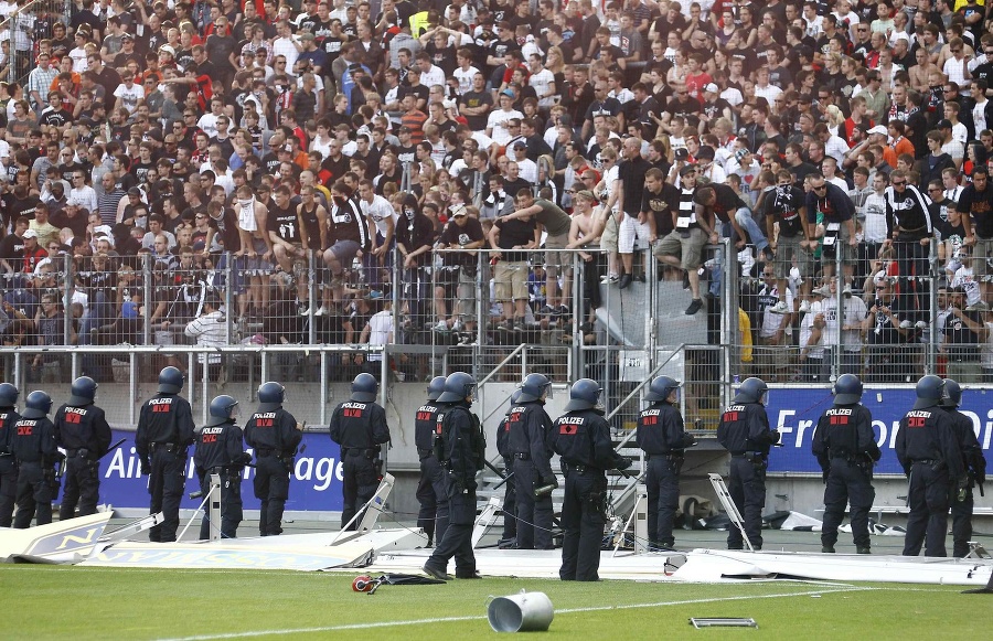 Futbaloví fanúšikovia. (ilustr. foto)