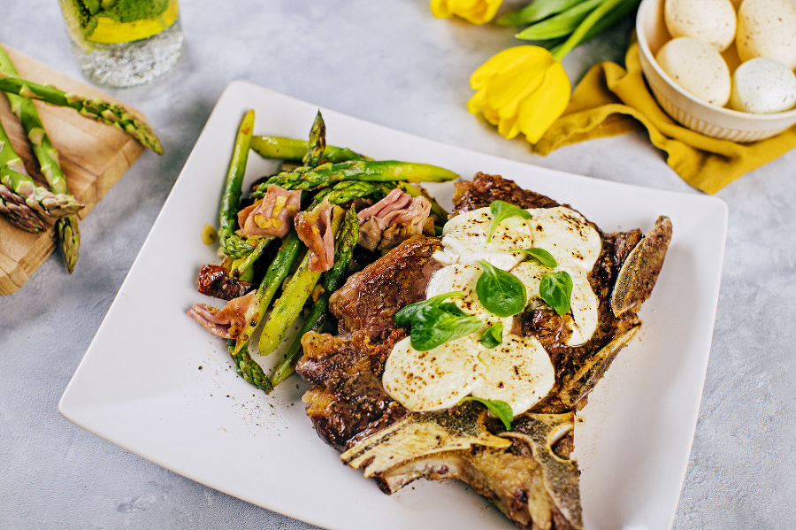 Steak chuleton so špargľou, prosciuttom a kozím syrom