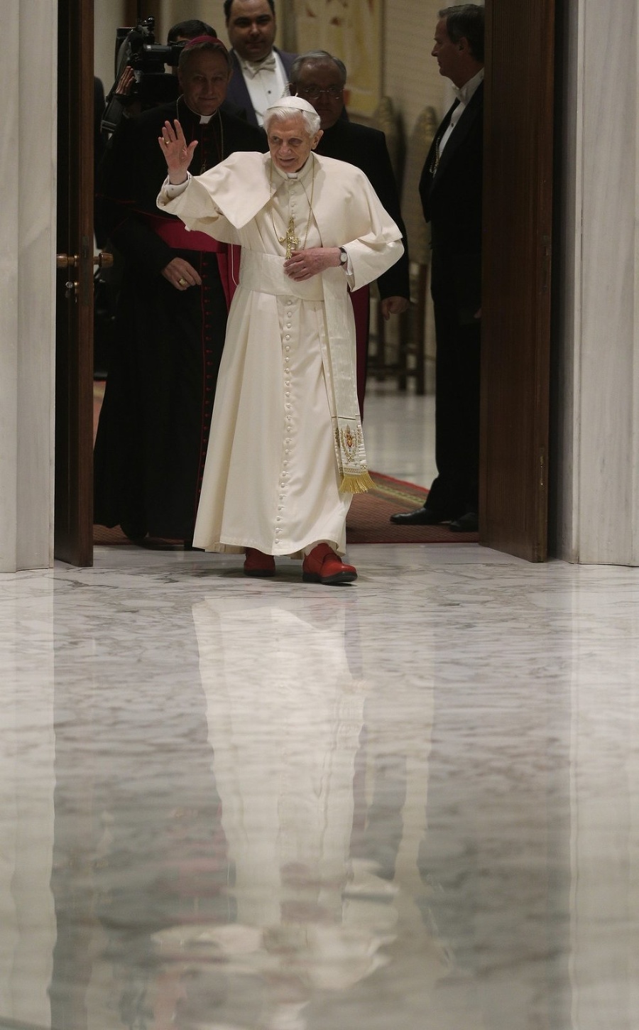 Pápež Benedikt XVI. prichádza