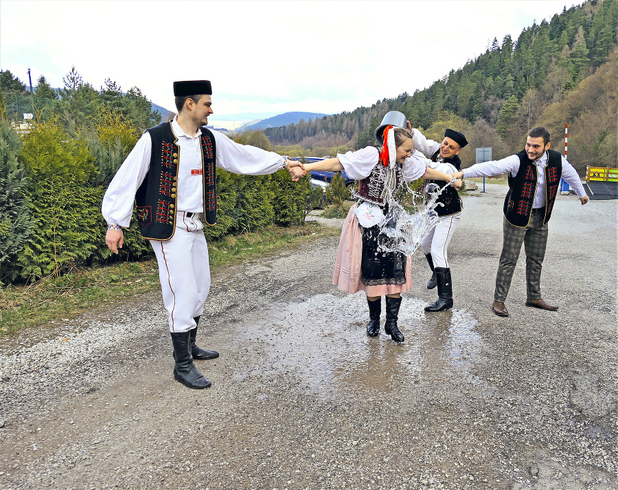 Mládenci z folklórneho súboru