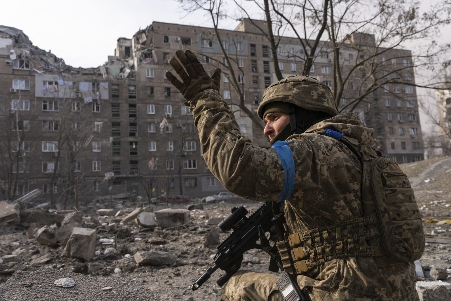 Ukrajinský vojak v Mariupoli.