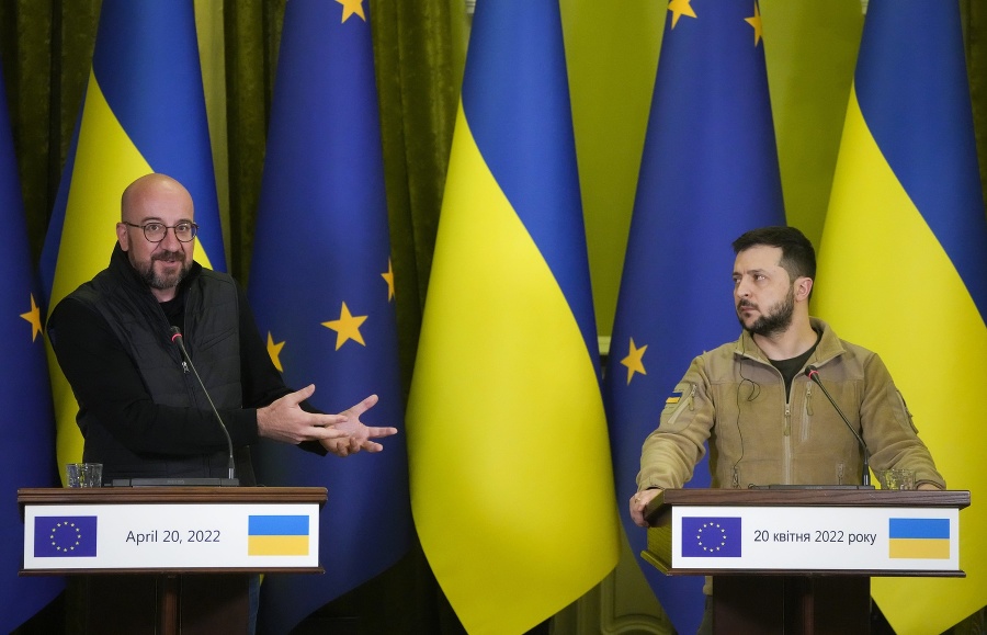 Predseda Európskej rady Charles Michel na tlačovej konferencii v Kyjeve po boku ukrajinského prezidenta Volodymyra Zelenského.