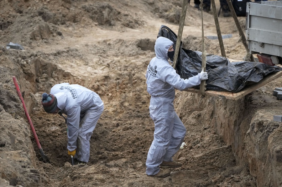 V Buči exhumujú telá
