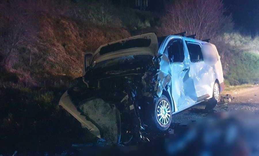 „Osemnásťročný vodič vozidla Opel Corsa sa čelne zrazil s dodávkou.