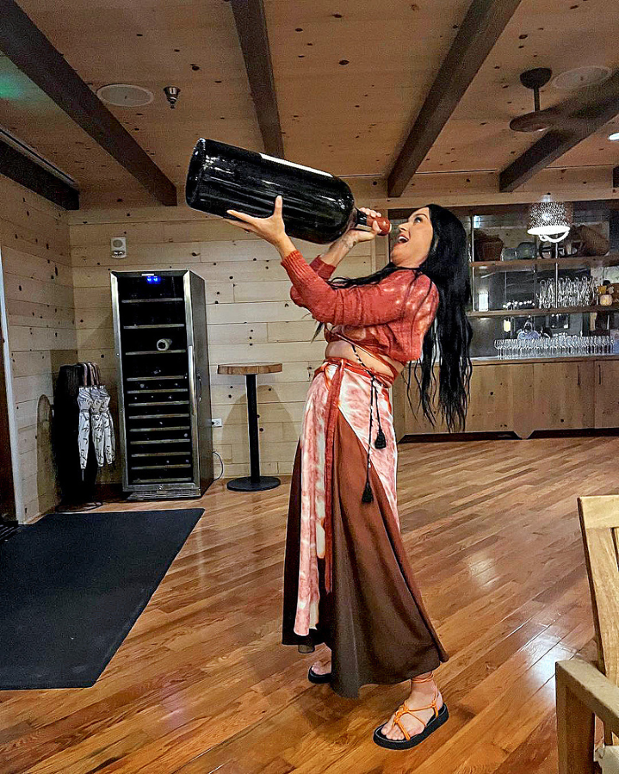 Speváčka si zapózovala s obrovskou fľašou vína. 