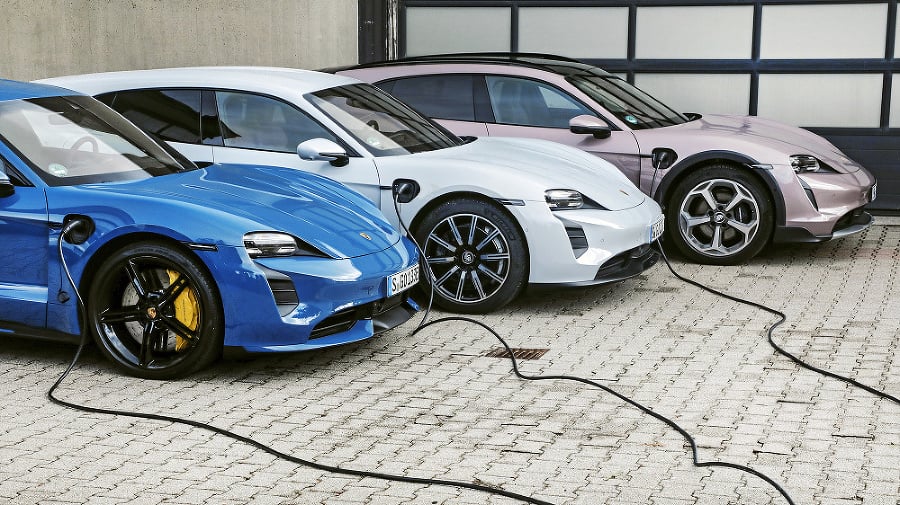 Porsche rozšíruje modelovú ponuku áut o elektromobily a vlastné články by im ušetrili náklady.