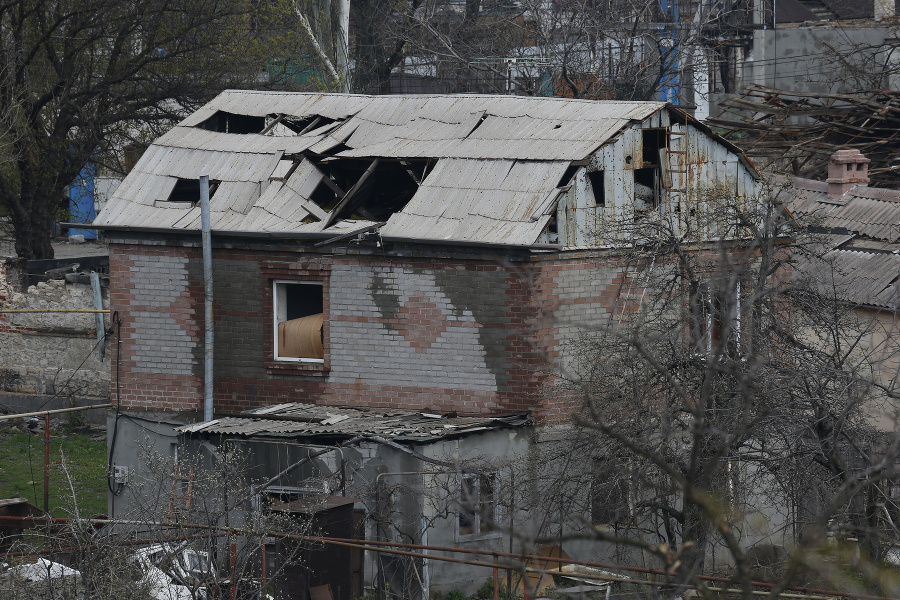 Poškodená budova v Mariupoli.