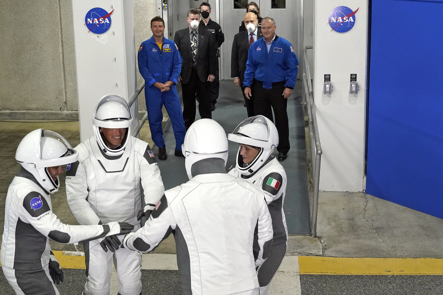 Astronauti SpaceX Crew-4, zľava,