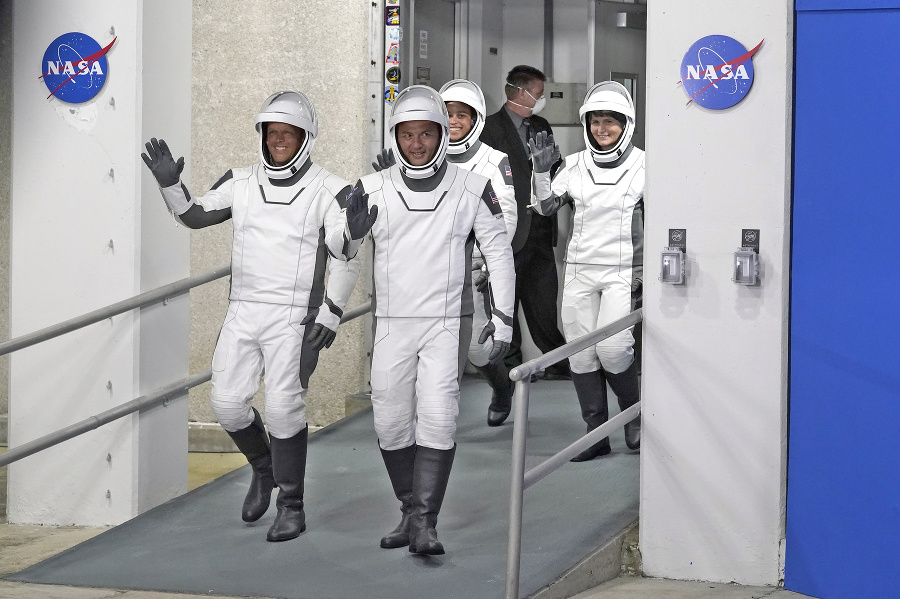 Astronauti SpaceX Crew-4, zľava,