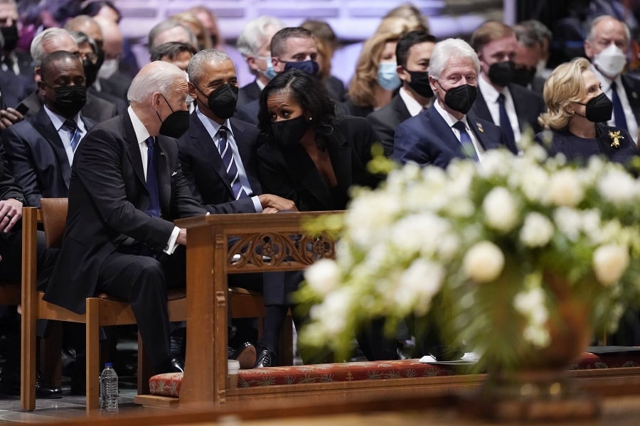 Na snímke zľava americký prezident Joe Biden, bývalý prezident Barack Obama, jeho manželka Michelle, exprezident Bill Clinton, jeho manželka Hillary.