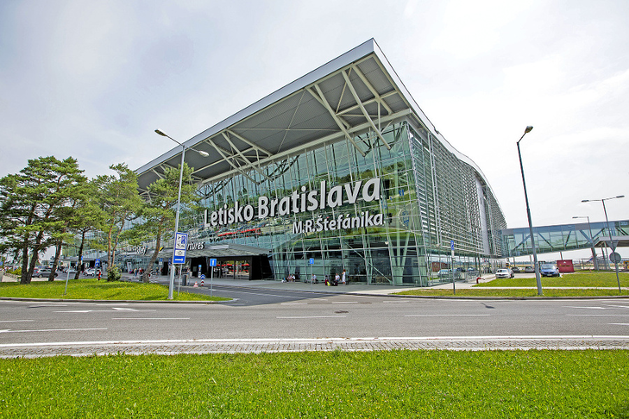 Bratislavské letisko znížilo počet