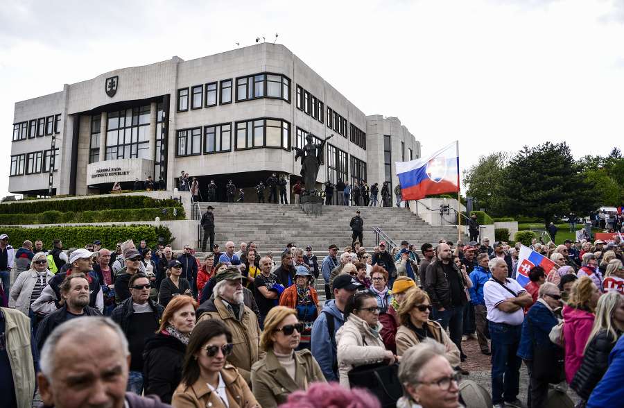 Účastníci protestu za Roberta