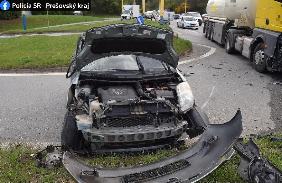 Hrozivo vyzerajúca nehoda osobného auta s cisternou skončila iba s ľahkým zranením.