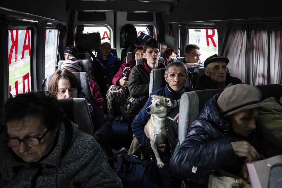 Ľudia sedia v autobuse