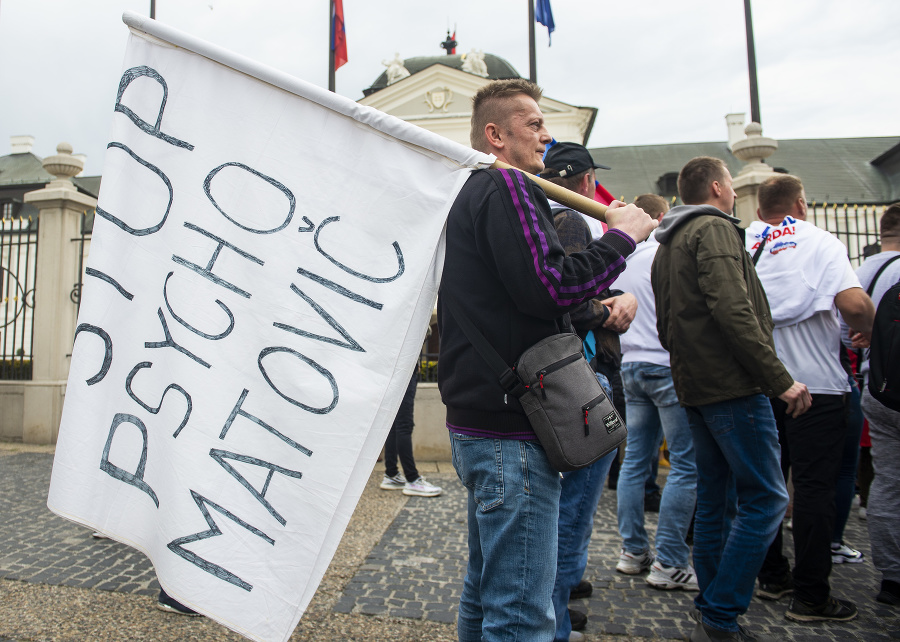 Účastníci protestného zhromaždenia v