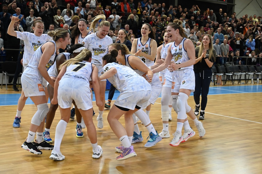 Basketbalistky Piešťan oslavujú majstrovský