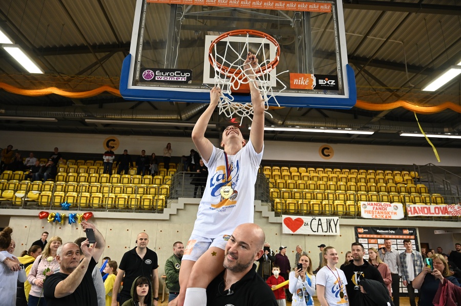 Basketbalistky Piešťan oslavujú majstrovský