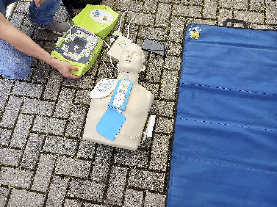 Výhoda AED je v tom, že ho dokáže použiť aj laik bez medicínskeho vzdelania.