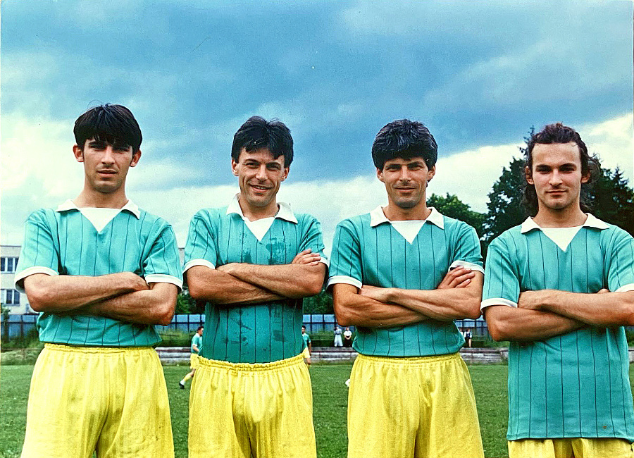 1996 - Marián (druhý sprava) s bratom Pavlom (tretí sprava) a ďalšou bratskou dvojicou.