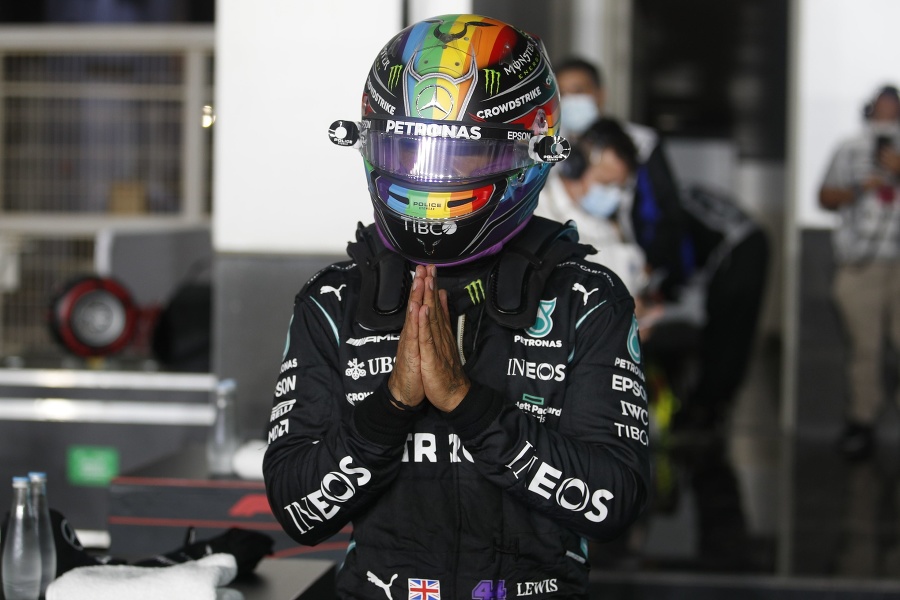 Lewis Hamilton preteká za