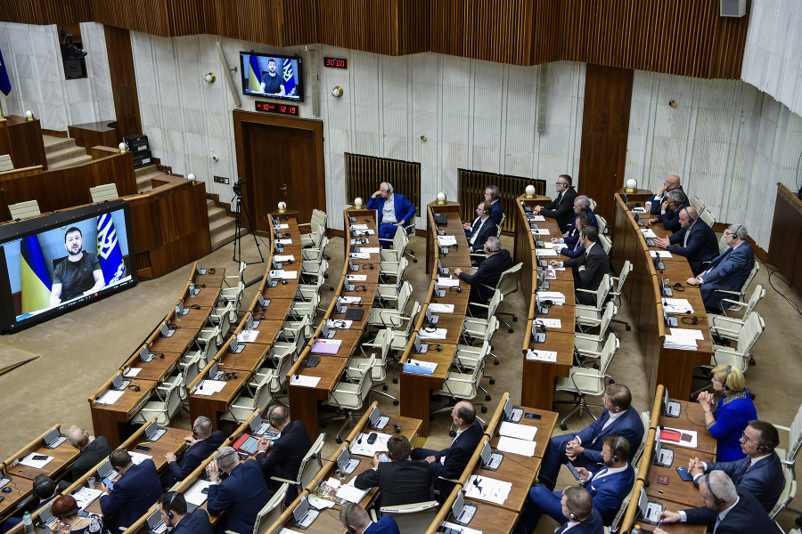 Zelenskyj sa v príhovore poslancom NR SR poďakoval Slovensku za pomoc.
