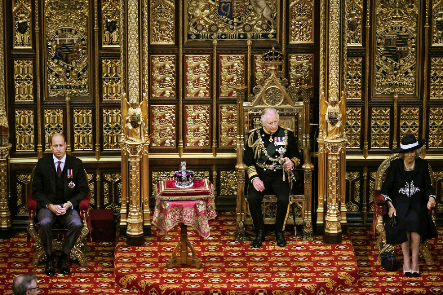 Zľava William, Charles a Camilla. Namiesto kráľovnej bola len koruna na poduške.