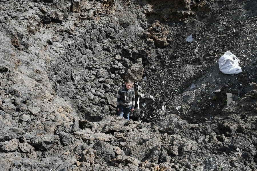 Maxim stojí v kráteri