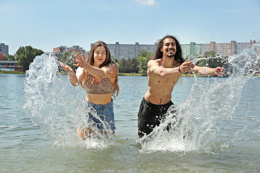Adam (26) a Natália (23) už vyskúšali aj vodu v jazere Veľký Draždiak v Petržalke. 